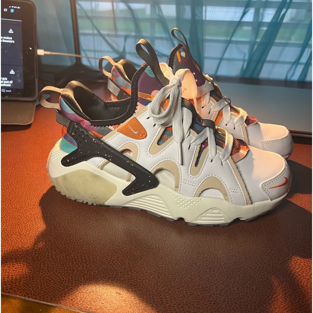 Nike Air Huarache woman’s 7 White multi